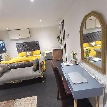 A Cosy Deluxe Size Studio With Queen Size And Sofa Bed Apartment Leeds  Exterior photo