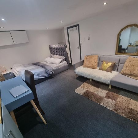 A Cosy Deluxe Size Studio With Queen Size And Sofa Bed Apartment Leeds  Exterior photo