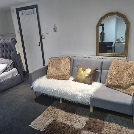 A Cosy Deluxe Size Studio With Queen Size And Sofa Bed Apartment Leeds  Exterior photo