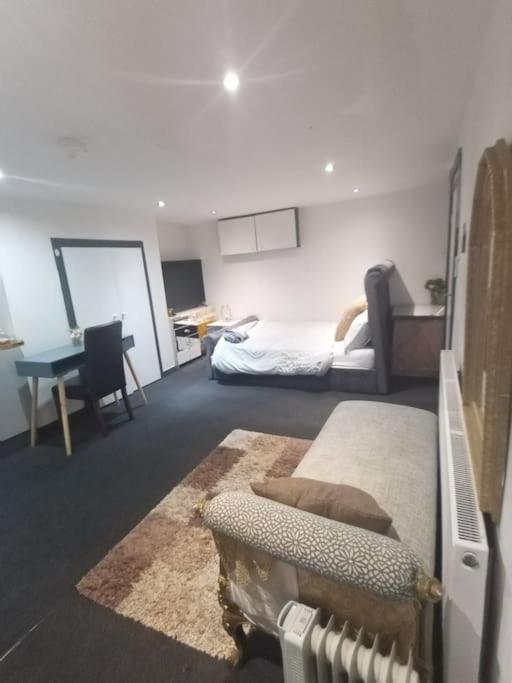 A Cosy Deluxe Size Studio With Queen Size And Sofa Bed Apartment Leeds  Exterior photo