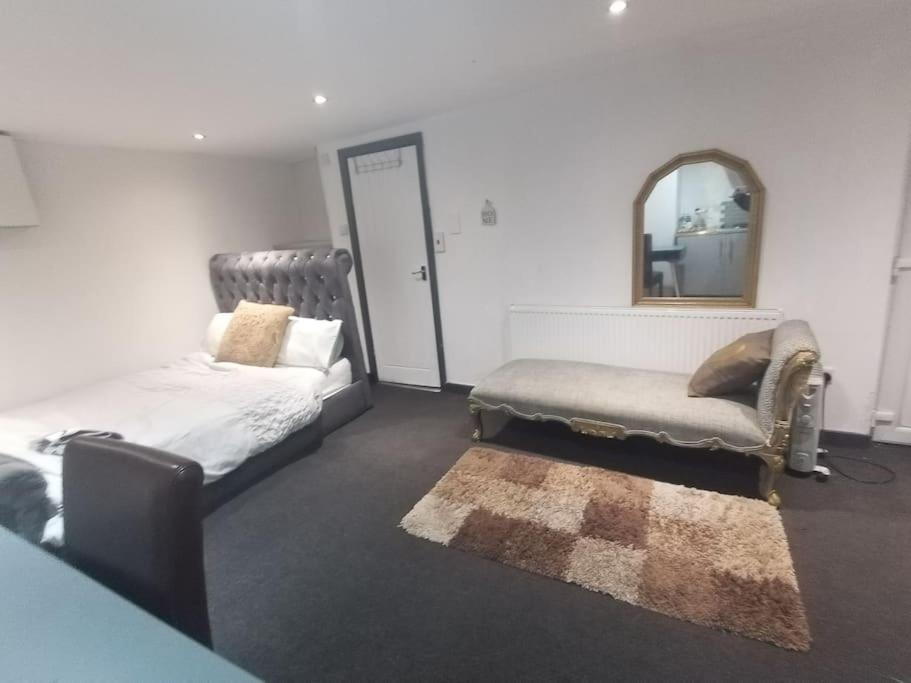 A Cosy Deluxe Size Studio With Queen Size And Sofa Bed Apartment Leeds  Exterior photo