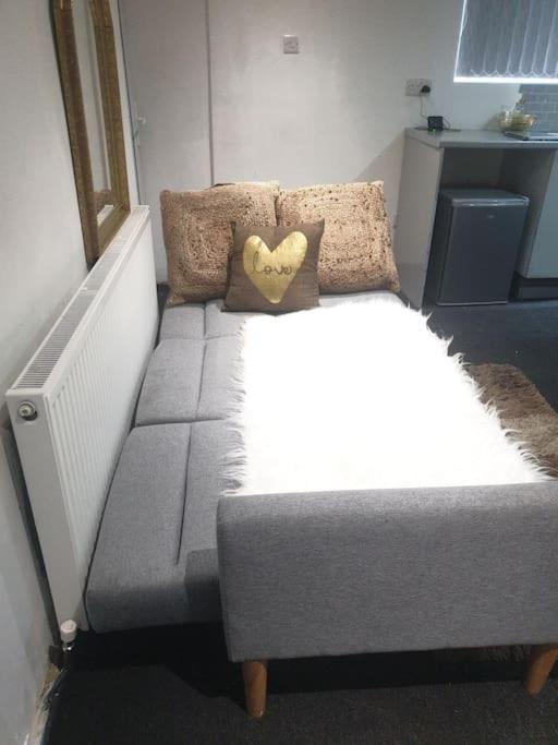 A Cosy Deluxe Size Studio With Queen Size And Sofa Bed Apartment Leeds  Exterior photo