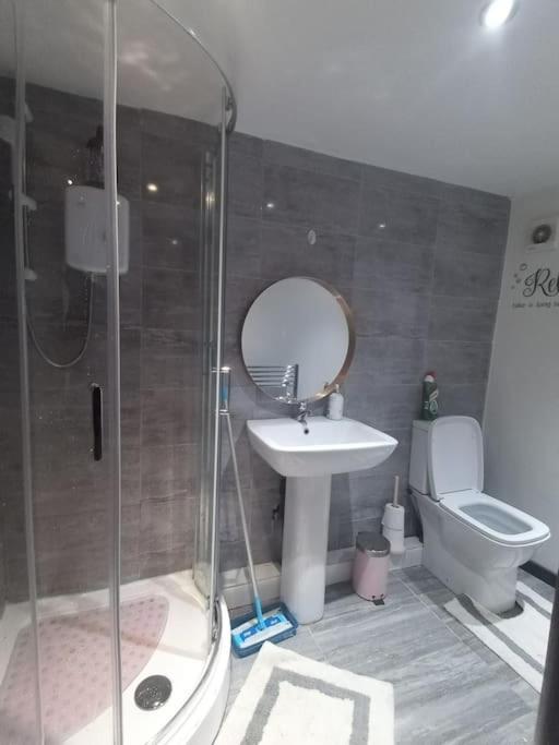 A Cosy Deluxe Size Studio With Queen Size And Sofa Bed Apartment Leeds  Exterior photo