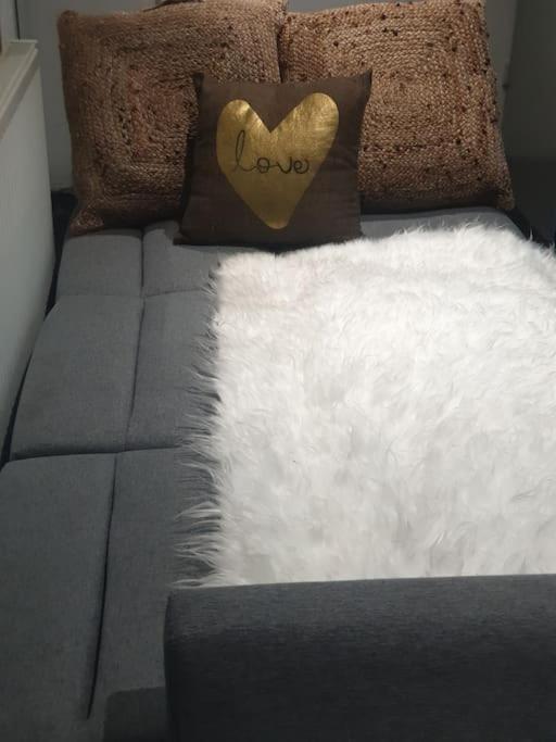 A Cosy Deluxe Size Studio With Queen Size And Sofa Bed Apartment Leeds  Exterior photo