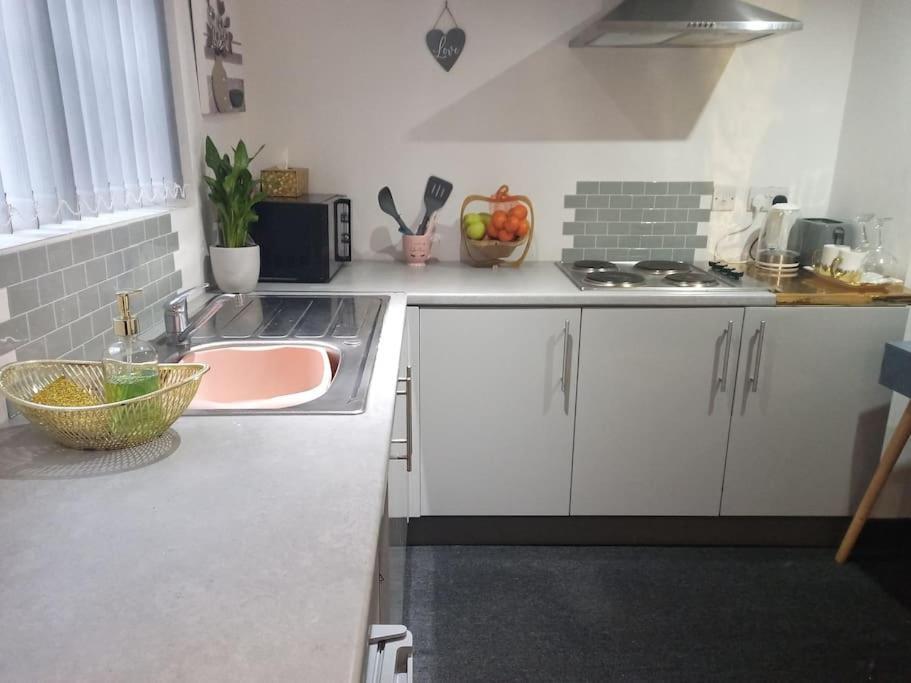 A Cosy Deluxe Size Studio With Queen Size And Sofa Bed Apartment Leeds  Exterior photo