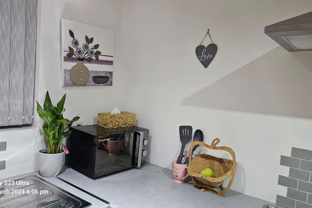 A Cosy Deluxe Size Studio With Queen Size And Sofa Bed Apartment Leeds  Exterior photo