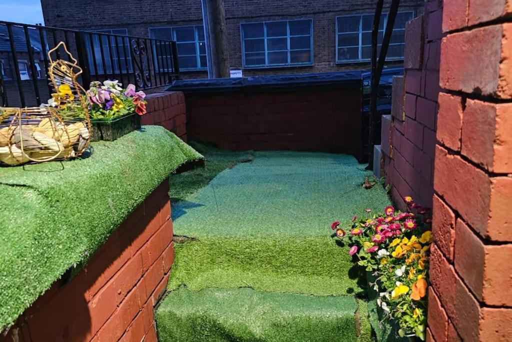 A Cosy Deluxe Size Studio With Queen Size And Sofa Bed Apartment Leeds  Exterior photo