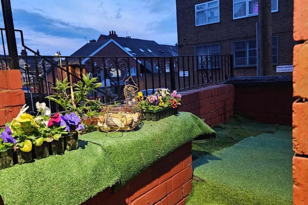 A Cosy Deluxe Size Studio With Queen Size And Sofa Bed Apartment Leeds  Exterior photo