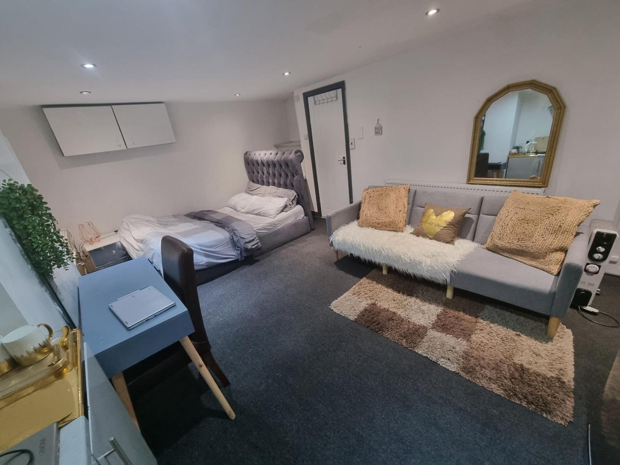 A Cosy Deluxe Size Studio With Queen Size And Sofa Bed Apartment Leeds  Exterior photo