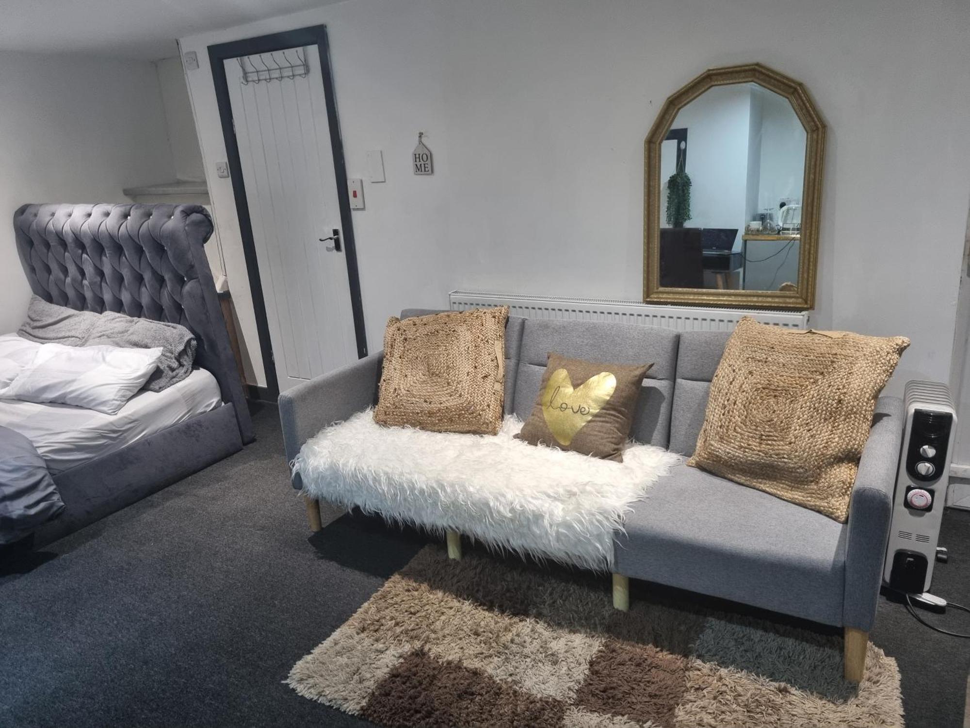 A Cosy Deluxe Size Studio With Queen Size And Sofa Bed Apartment Leeds  Exterior photo