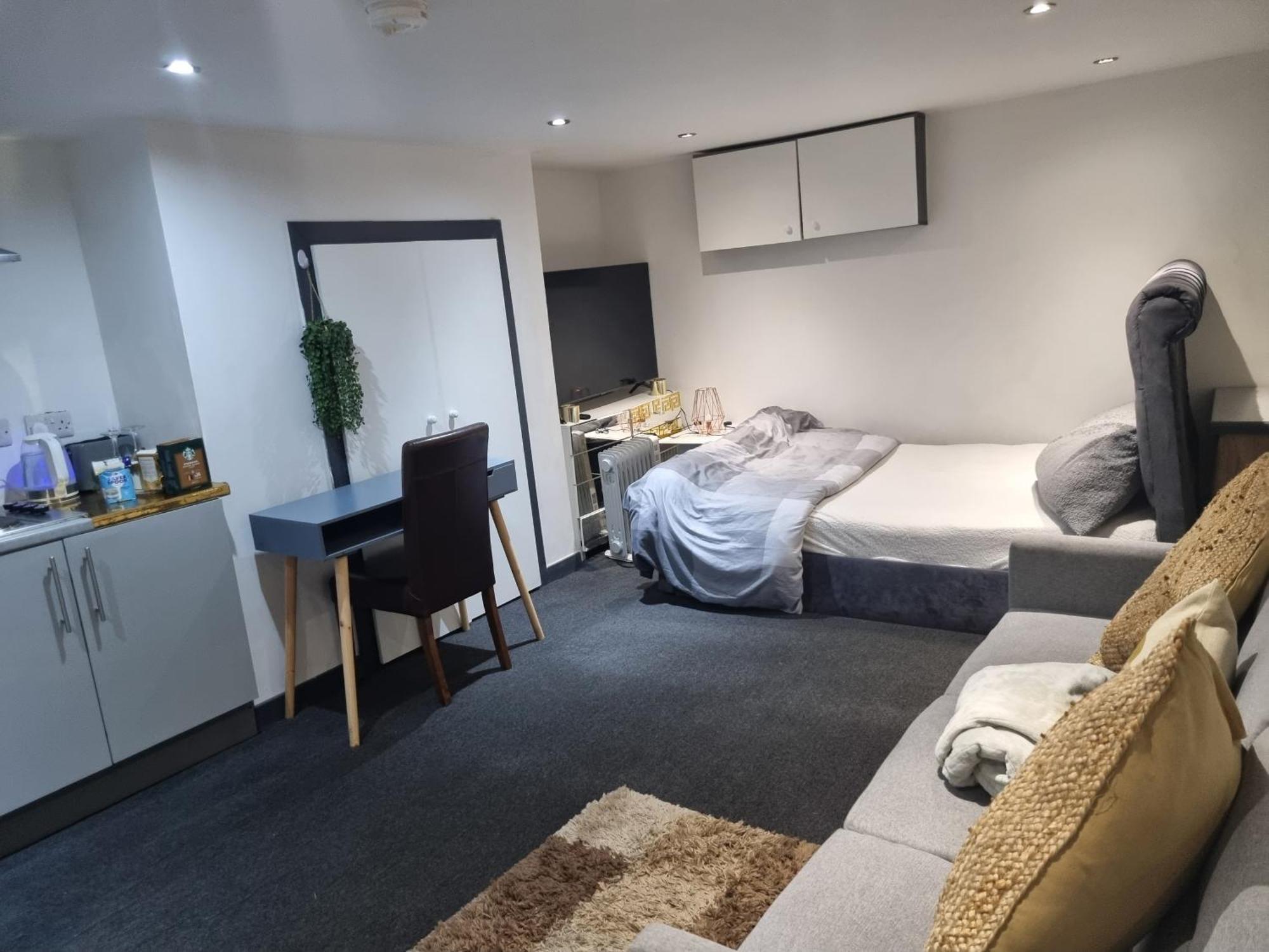 A Cosy Deluxe Size Studio With Queen Size And Sofa Bed Apartment Leeds  Exterior photo