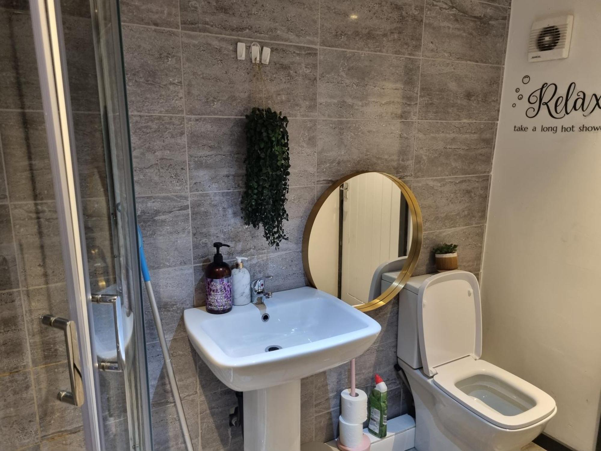 A Cosy Deluxe Size Studio With Queen Size And Sofa Bed Apartment Leeds  Exterior photo